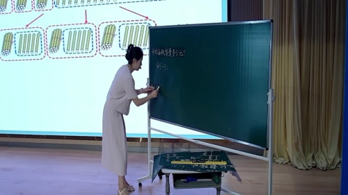 《两三位数除以一位数的笔算（最高位不够除）》2025青岛版三上数学模拟课视频