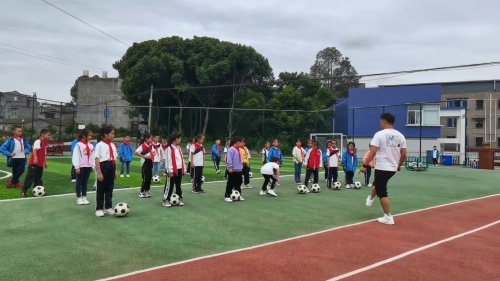 《足球传接球》人教版小学三年级体育与健康-李秋林