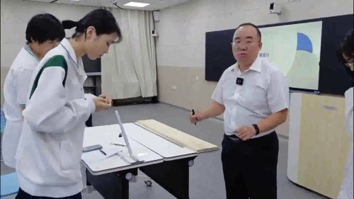 《验证动量守恒定律》鲁科版高二物理2024展示课视频