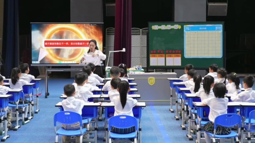 《摆一摆 想一想》人教版一年级下册数学2025课堂实录视频