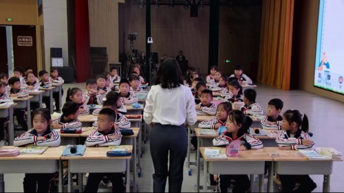 《定制多大的桌垫-认识厘米》青岛版二上数学2025”滨州好课“优质课视频