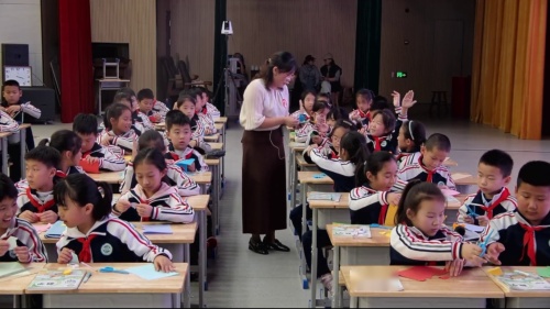 《认识轴对称图形》青岛版三上数学2025滨州市基础教育优质课视频1