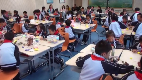 《温馨的家》小学五年级美术彩泥课视频