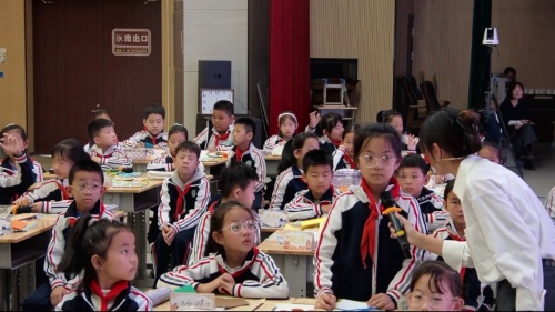 《认识轴对称图形》青岛版三上数学2025滨州市基础教育优质课视频2