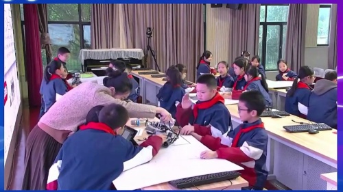 《校园送餐机器人》2025年小学信息科技“湖北好课堂”现场展示活动视频