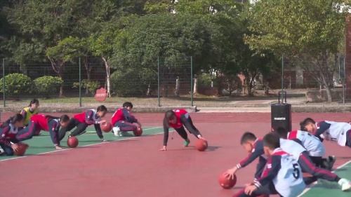 《篮球：半场人盯人防守》小学六年级体育2024名师空中课堂•教学新时空研讨课视频