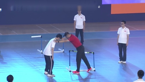 《跨栏跑——起跨腿过栏技术及体能练习》第十届初中体育与健康展示课视频