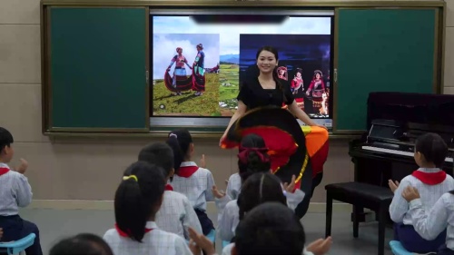 《彝家娃娃真幸福》人音版二年级音乐2024融合创新展示课视频