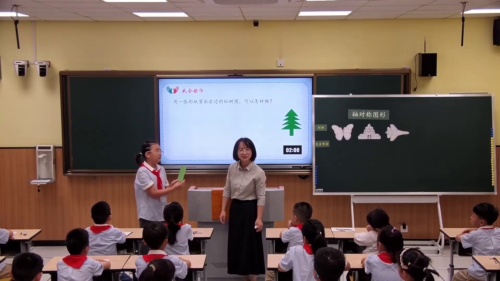 《轴对称》苏教版三上数学2025名师展示课视频